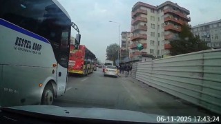 Bursada trafikte yol verme tartışması kamerada