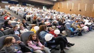 Büyükçekmeceli çocuklar, çocuk hakları gününde tiyatroda buluştu