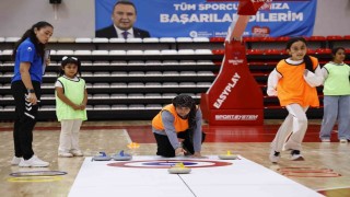 Büyükşehir kız çocuklarını floor curling sporu ile tanıştırdı