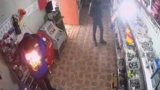 Çakmağı çakınca yüzü alevlerin arasında kaldı: o anlar kamerada