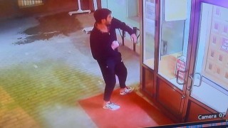 Cami kapısını yumruklayan şahsın saldırı anları güvenlik kamerasında