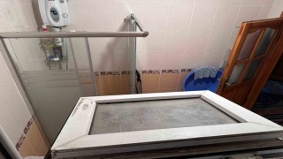 Camı kırıp eve girdi, yaşlı kadının ağzını bantlayıp altınları çaldı