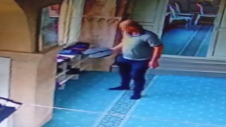 Camide ayakkabıları tek tek inceledi, beğendiğini çaldı