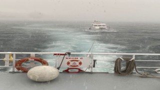 Çanakkale Boğazında makine arızası yaparak sürüklenen tekne kurtarıldı