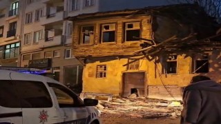 Çanakkalede boş bina yağış nedeniyle kısmen çöktü