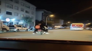 Çanakkalede motosiklete binen 5 genç adeta ölümle dans etti