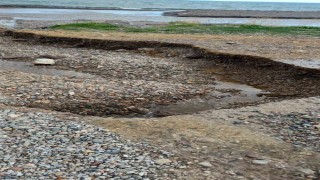 Çanakkalede yaşanan sağanak yağış nedeniyle Kadırga Koyu sahil yolu kapandı