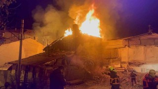 Çankırıda ev yangını: İki ev alevlere teslim oldu