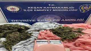 Çarşafa sarılmış uyuşturucu ve hassas terazi ele geçirildi