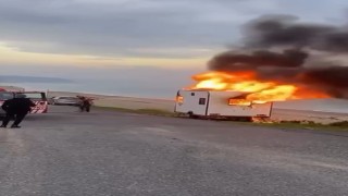 Çatalcada alevler arasında kalan karavan küle döndü