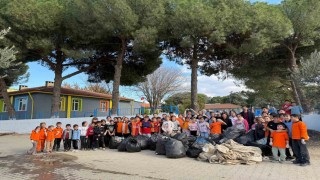 Çavuşlarda öğrencilerden örnek çevre temizliği etkinliği