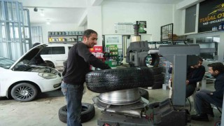 Çavuştepeye kar yağdı, sürücüler lastikçilere akın etti