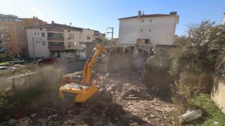 Çayırovada metruk bina yıkıldı