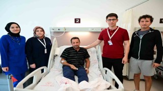 Çekiç kullanırken gözüne metal parça saplandı