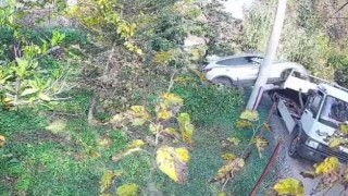 Çekiciye yüklenirken geri viteste unutulan araç rampadan uçtu: 2 yaralı