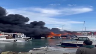 Çeşmede korku dolu anlar: Tekneler alevlere teslim oldu
