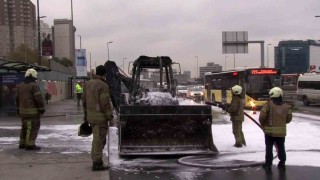 Cevizlibağda iş makinesi alevlere teslim oldu