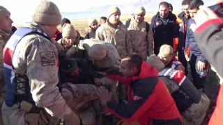 Çoban kendisini koyunların arasında sıcaklığını muhafaza ederek hayatta kalmış