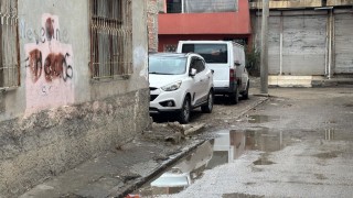 Çocuğun kafasını önce arabaya vurdu sonra çocuğu yere fırlattı