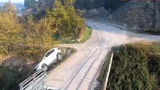 Çocuğun kullandığı otomobilin köprüden çaya uçtuğu kaza kamerada
