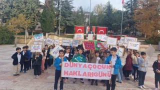 Çocuklar hazırladıkları pankartlarla günlerini kutladı