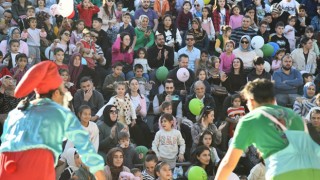 Çocuklar Masal Park’ta Arı Maya ve Şirinler Gösterileriyle Eğlendi