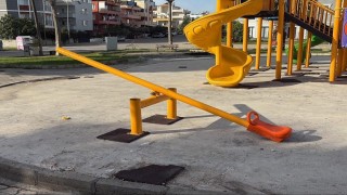 Çocukların oyun alanı tahrip edildi, zemin kaplamaları ateşe verildi
