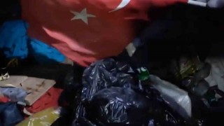 Çöp karıştırırken bulduğu bayrağı bakın ne yaptı