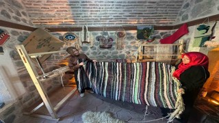 Çöpe gidecek malzemeler onun ellerinde geleneksel kilime dönüşüyor