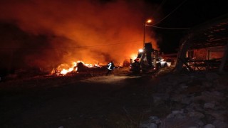 Çorumda alevlere teslim olan ev, samanlık ve balyalar küle döndü