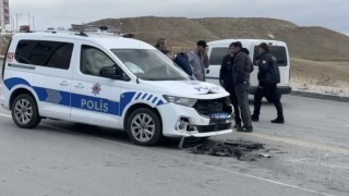 Çorumda ekip aracı ile hafif ticari araç çarpıştı: 1 polis yaralı