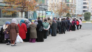 Çorumda hamsinin kilosu 40 liraya düştü: Metrelerce uzunlukta kuyruk oluştu