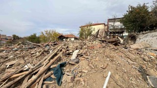 Çorumda metruk bina çöktü