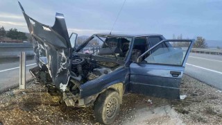 Çorumda otomobil bariyere çarptı: 2 yaralı