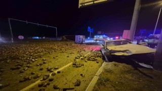 Çorumda şeker pancarı yüklü tır ile otomobil çarpıştı: 3 yaralı