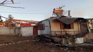 Çorumda yangına teslim olan ev kullanılamaz hale geldi: 1 yaralı