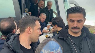 Cumhurbaşkanı Erdoğan, 4 aylık bebeği görünce konvoyu durdurdu