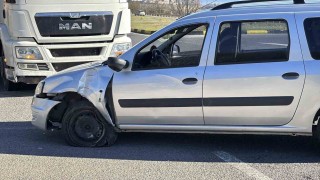 D-100de tırın önüne kattığı araç hasar aldı