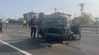 D-650de otomobil takla attı: 2 yaralı