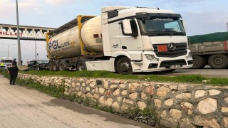 D-650de park halindeki tıra çarpan otomobil hurdaya döndü: 1i ağır 3 yaralı