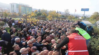 Dağıtılan elma ve armut fidanlarından almak için birbirleri ile yarıştılar