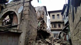 Daha önce yangında zarar gören eski bina yağışlı havada çöktü