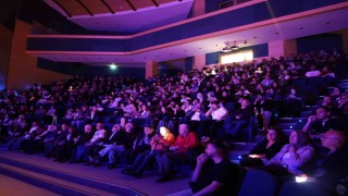 Deli İbram Divanı oyunu yoğun ilgiyle sahnelendi