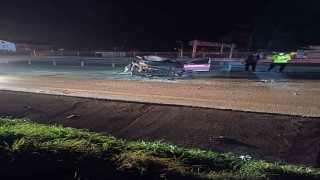 Demir bariyerlere çarpan otomobil parçalandı: Sürücü yaralandı