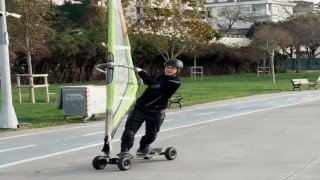 Deniz rüzgarıyla karada sörf yaptı