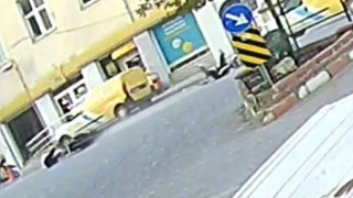 Denizlide akıl almaz kaza: Sinyali koluyla verince motosikletliyi yere düşürdü