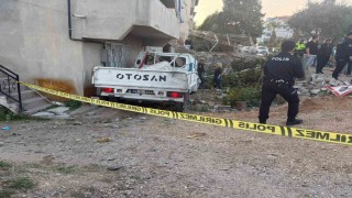 Denizlide kamyonet evin bahçesine uçtu; 1 ölü 3 yaralı