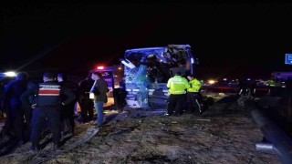 Denizlide minibüs yolcu otobüsüyle çarpıştı: 1 ölü, 13 yaralı