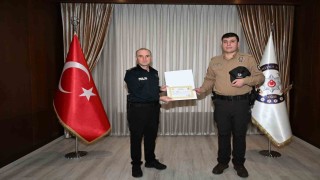 Denizlide zehir taciri ve aranan şahsı yakalayan mahalle bekçileri ödüllendirildi