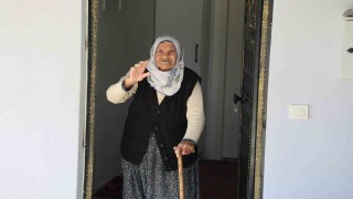 Depremde 41 ev ağır hasar almıştı, yıkılıp yapıldı: 90 yaşındaki Fatma nine yeni evine yerleşmenin mutluluğunu yaşadı